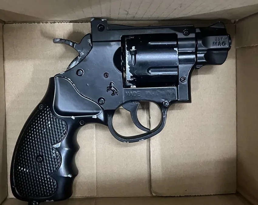 Khẩu súng tang vật bị công an thu giữ. Ảnh: CA Lê Phạm Hiểu Ly bị Công an TP.HCM truy nã