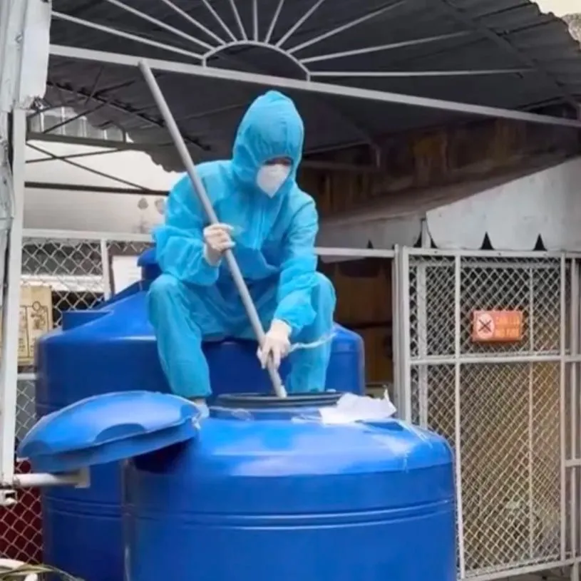 Cảnh sát giám định ma tuý trong chất thải hút lên từ hầm cầu. Ảnh: CA le-pham-hieu-ly-bi-cong-an-tp-hcm-truy-na-2 (1).jpg