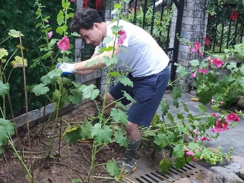 Nam nghệ sĩ tự tay chăm sóc cây cối trong vườn.