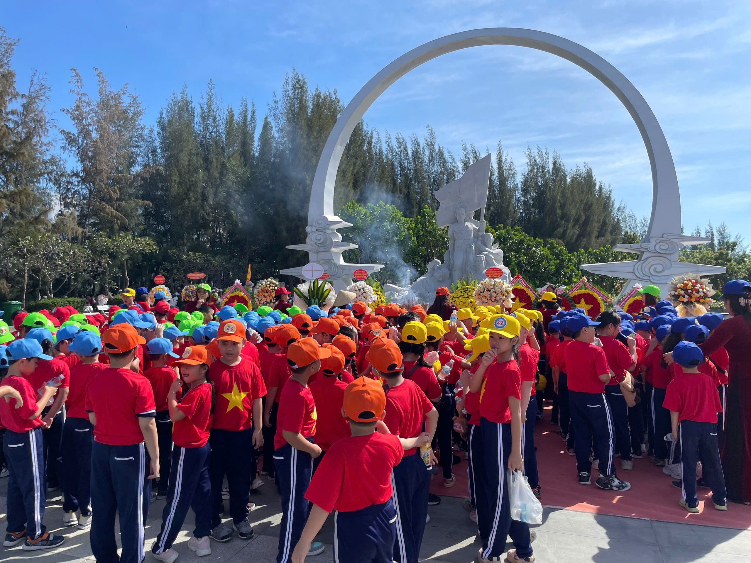 Vạn tấm lòng tưởng nhớ chiến sĩ Gạc Ma- Ảnh 11. Vạn tấm lòng tưởng nhớ chiến sĩ Gạc Ma- Ảnh 11.