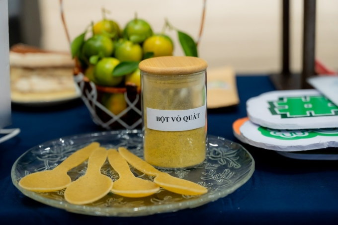 Muỗng nhựa sinh học làm từ vỏ quả quất thân thiện với môi trường. Ảnh: FPTU