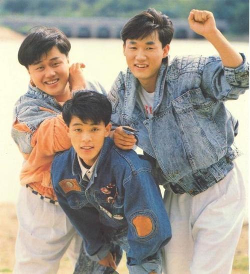 Showbiz có 1 nam ca sĩ từng nhận cả thùng rác đầy vàng vào sinh nhật, lí do là vì… quá béo?- Ảnh 2. Showbiz có 1 nam ca sĩ từng nhận cả thùng rác đầy vàng vào sinh nhật, lí do là vì… quá béo?- Ảnh 2.