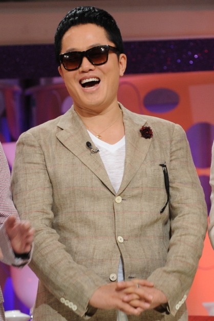 Showbiz có 1 nam ca sĩ từng nhận cả thùng rác đầy vàng vào sinh nhật, lí do là vì… quá béo?- Ảnh 4. Showbiz có 1 nam ca sĩ từng nhận cả thùng rác đầy vàng vào sinh nhật, lí do là vì… quá béo?- Ảnh 4.