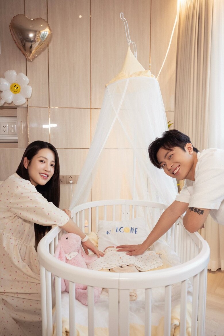 Puka tóc mọc lởm chởm sau khi sinh con đầu lòng, U40 đẻ xong vẫn đẹp rạng rỡ bảo sao Gin Tuấn Kiệt cưng chiều 4 Gia đình hạnh phúc của cặp đôi khiến dân tình ngưỡng mộ.