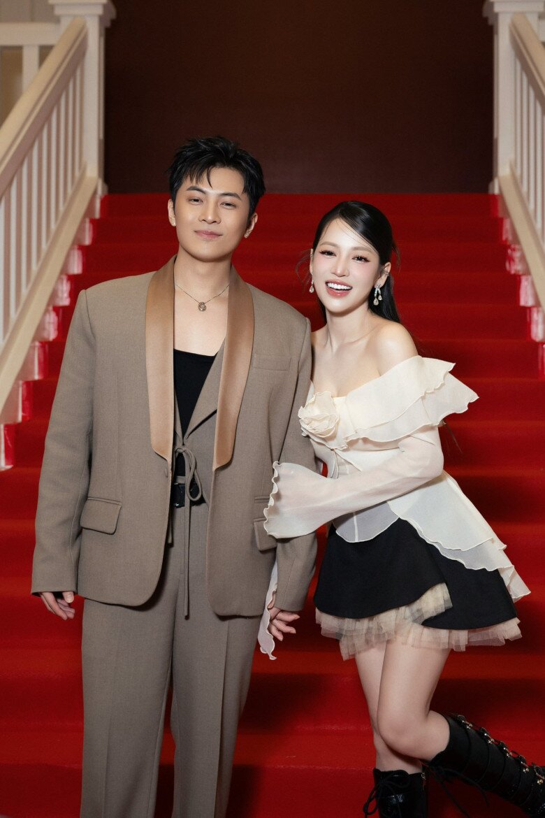 Puka tóc mọc lởm chởm sau khi sinh con đầu lòng, U40 đẻ xong vẫn đẹp rạng rỡ bảo sao Gin Tuấn Kiệt cưng chiều 5 Nhiều khán giả bày tỏ sự tò mò về con đầu lòng của Puka và Gin Tuấn Kiệt.