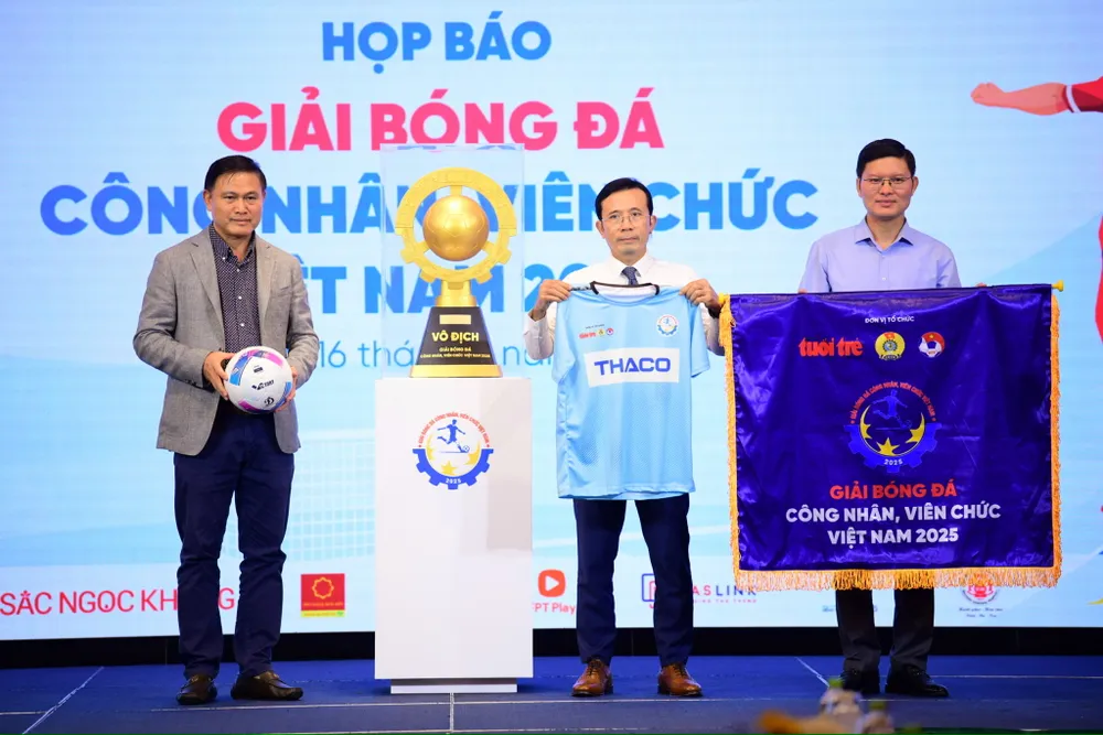 Bộ nhận diện thương hiệu của cuộc chơi lớn bóng đá dành cho công nhân, viên chức. Ảnh: HD. bao-tuoi-tre-tung-bung-voi-giai-bong-da-cong-nhan-vien-chuc-mua-3 (2).jpg