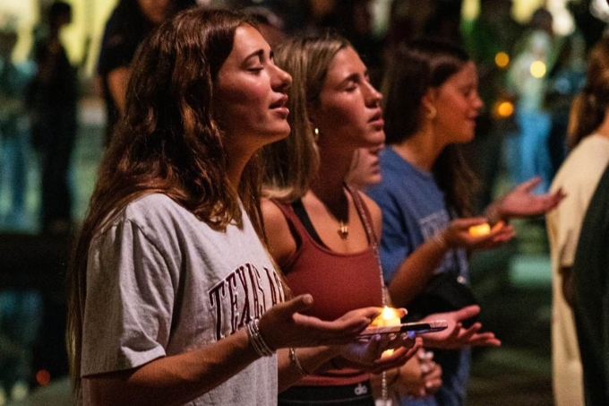 Sinh viên tham dự buổi cầu nguyện cho Kirk tại Đại học Texas A&M. Ảnh: College Station Eagle