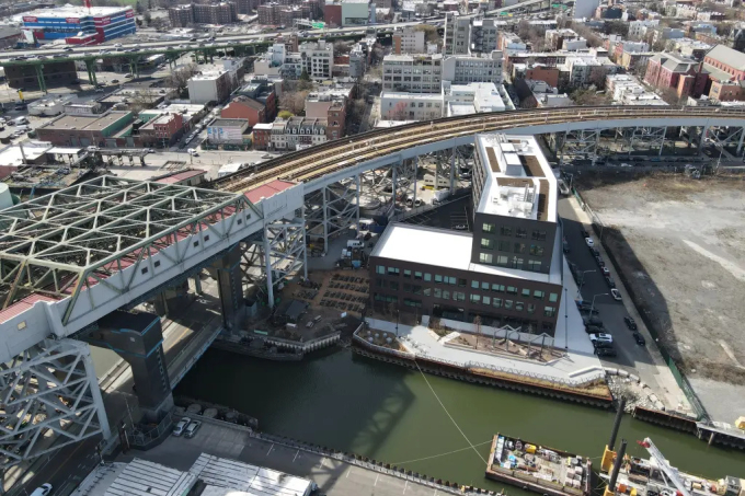 Nhà ga Smith-9th Street cao nhất New York ở khu Brooklyn. Ảnh: NYP