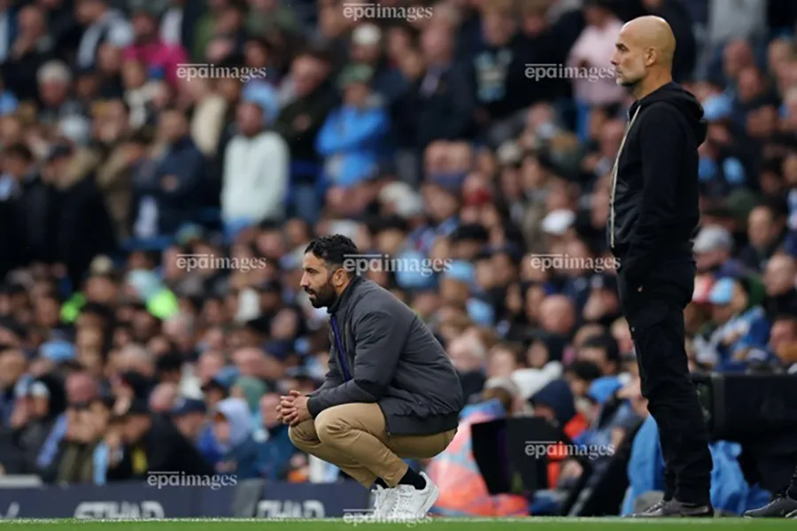Ruben Amorim là HLV tệ nhất Premier League sau khi MU của ông chịu thất bại 0-3 trước Man City của Pep Guardiola (phải). ẢNH: EPA Amorim là HLV tệ nhất Premier League,AMORIM,PREMIER LEAGUE