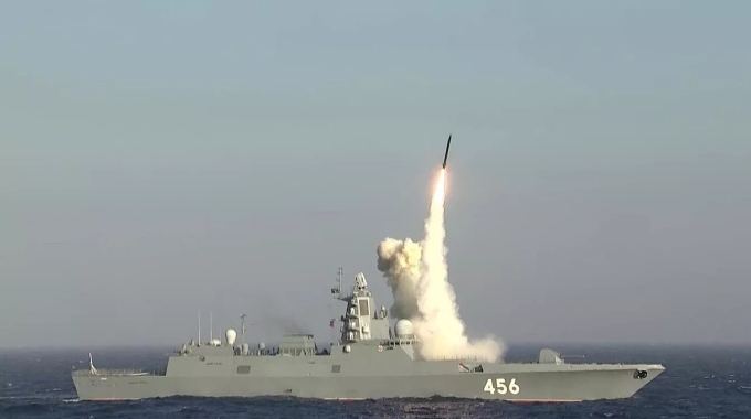 Tàu hộ vệ Đô đốc Golovko khi hỏa tên lửa hành trình Kalibr trên biển Barents tháng 9/2024. Ảnh: RIA Novosti