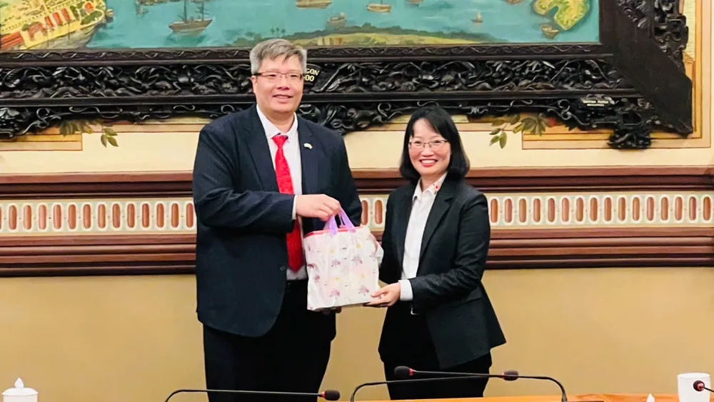 Phó Chủ tịch UBND TP.HCM Trần Thị Diệu Thúy trao quà lưu niệm cho ông Trần Hải Linh, Ủy viên Ủy ban Trung ương MTTQ Việt Nam, Chủ tịch Hiệp hội Doanh nhân và Đầu tư Việt Nam - Hàn Quốc. Ảnh: BẢO PHƯƠNG xay-dung-trung-tam-ket-noi-doi-moi-sang-tao-viet-han-3.jpg