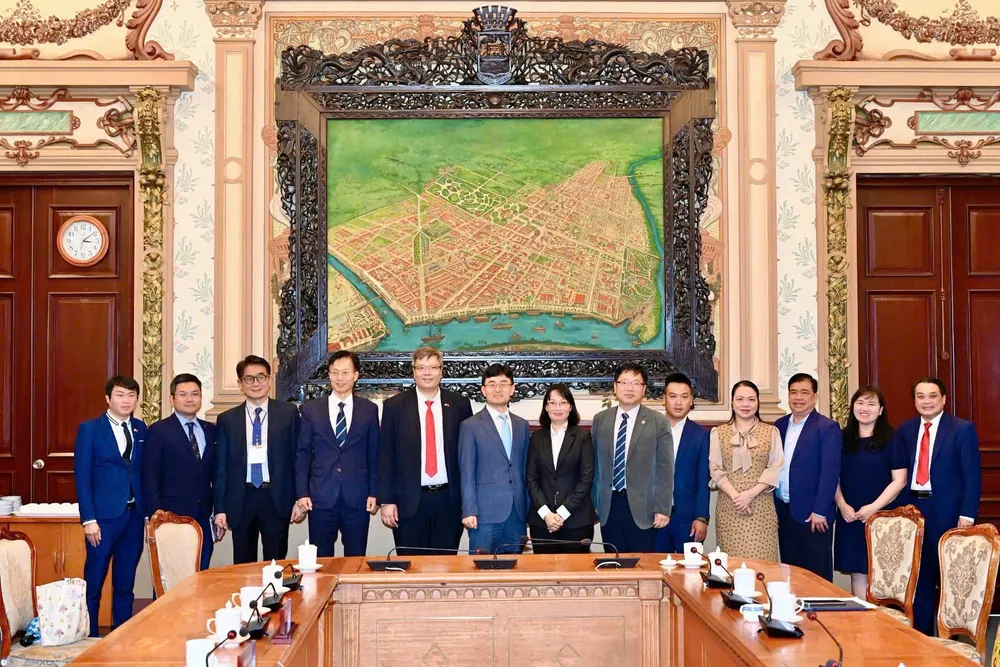 Lãnh đạo TP.HCM cùng đoàn đại biểu chụp hình lưu niệm. Ảnh: BẢO PHƯƠNG xay-dung-trung-tam-ket-noi-doi-moi-sang-tao-viet-han-2.jpg