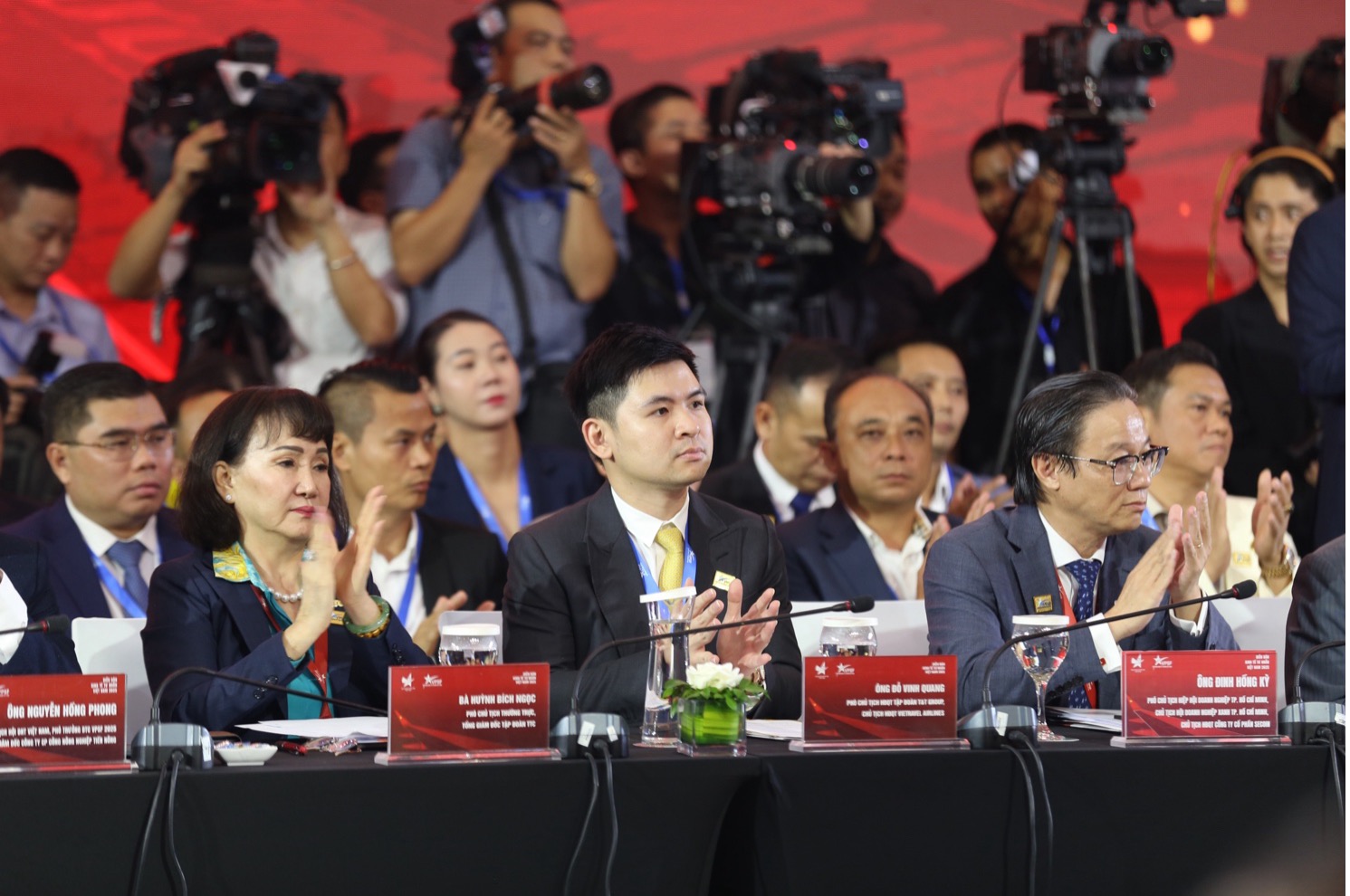 T&T Group đề xuất nhóm kiến nghị tại Diễn đàn kinh tế tư nhân Việt Nam 2025 - Ảnh 2. T&T Group đề xuất nhóm kiến nghị tại Diễn đàn kinh tế tư nhân Việt Nam 2025 - Ảnh 2.