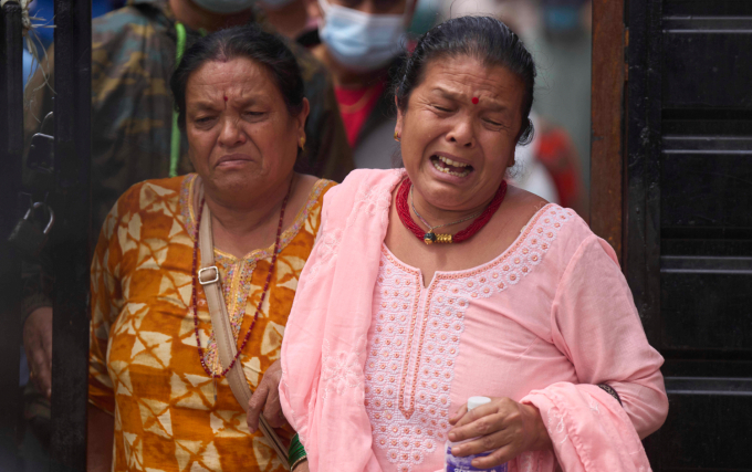 Người thân của một nạn nhân chết trong cuộc biểu tình bạo lực bật khóc tại khu khám nghiệm tử thi ở một bệnh viện tại Kathmandu ngày 12/9. Ảnh: AP
