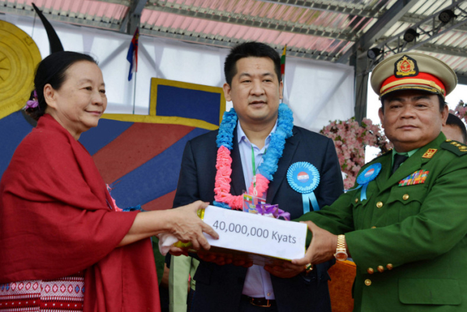 Saw Chit Thu (phải) và Xà Chí Giang  (giữa) trong sự kiện từ thiện ở Myawaddy, Myanmar. Ảnh: BP
