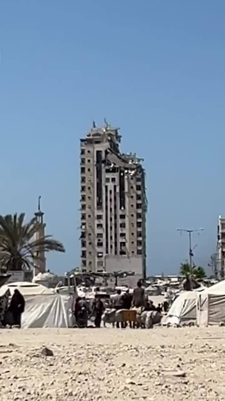Tòa nhà cao tầng ở Gaza City đổ sụp sau đòn tập kích của Israel