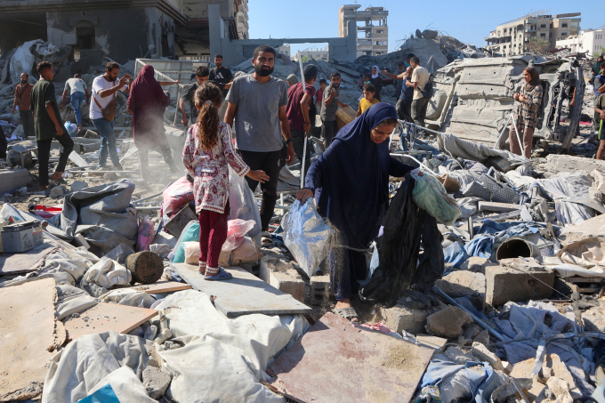 Người dân Palestine kiểm tra đống đổ nát của Tháp al-Ruya ở Gaza City, sau khi tòa nhà bị quân đội Israel phá hủy ngày 8/9. Ảnh: AFP