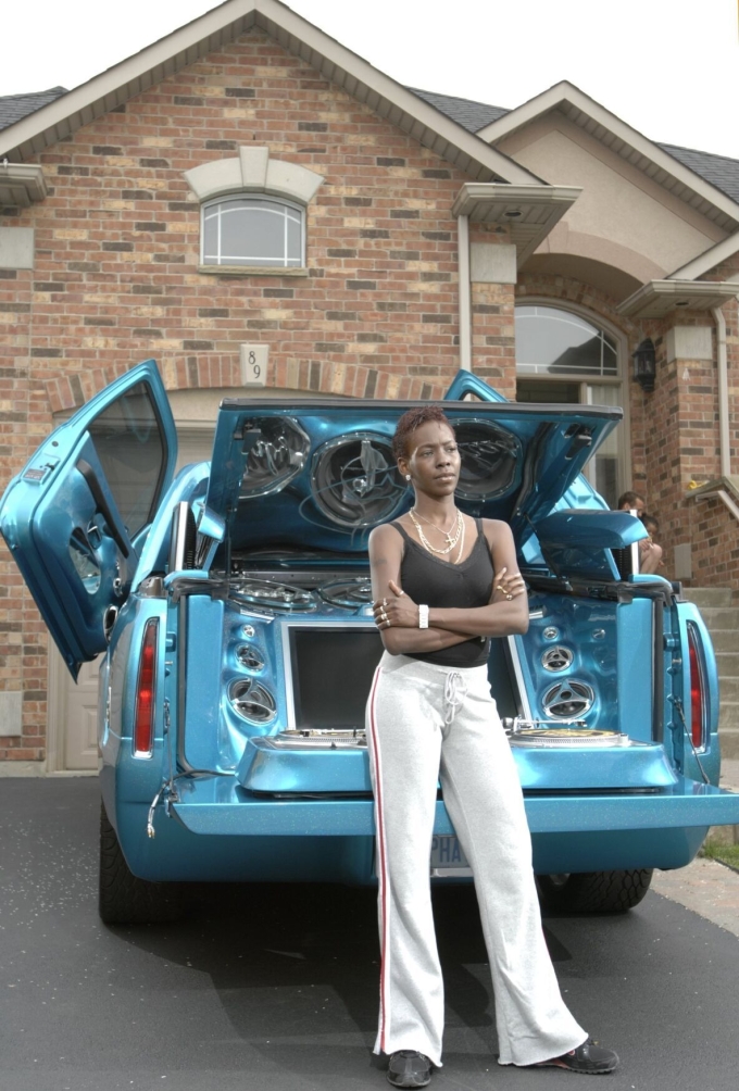 Sharon Tirabassi bên chiếc Caddillac giá 200.000 USD mới mua khi trúng số. Ảnh: Lottery Post