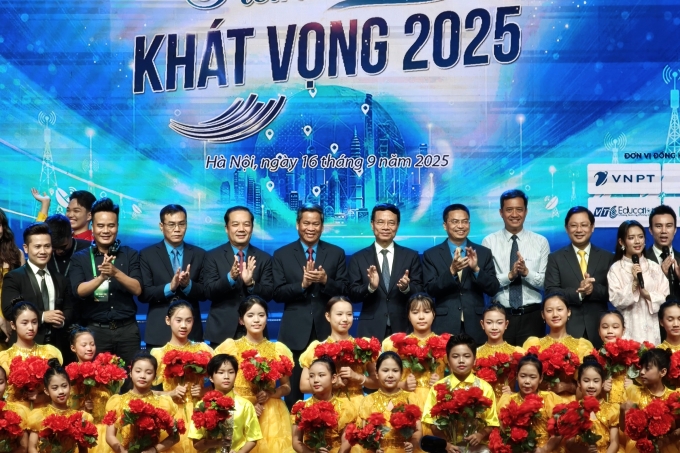 Tôn vinh người lao động tiêu biểu ngành khoa học và công nghệ 2 Bộ trưởng Nguyễn Mạnh Hùng tới tham dự, động viên người lao động tiêu biểu ngành khoa học và công nghệ tại chương trình Hành trình khát vọng 2025, tối 16/9. Ảnh: Trọng Đạt