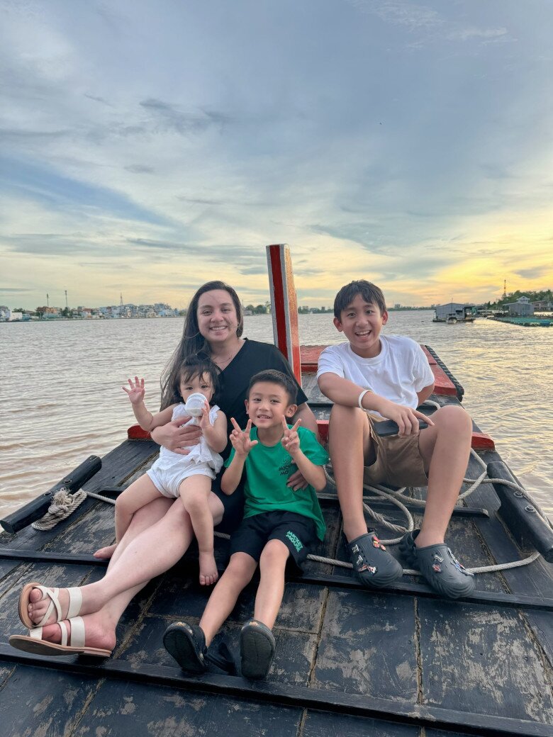 Cháu ngoại Phi Nhung đến dự lễ tốt nghiệp của bố, chàng rể Việt kiều nay là niềm tự hào của gia đình 8 Ái nữ Phi Nhung đưa 3 con về thăm quê hương Việt Nam.