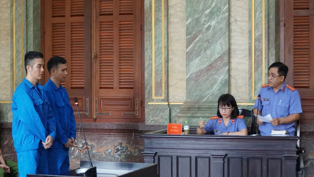 Đại diện VKSND TP.HCM luận tội đối với 2 bị cáo. Ảnh: SONG MAI cuu-chu-tich-asanzo-pham-van-tam-bi-de-nghi-den-12-nam-tu-.jpg