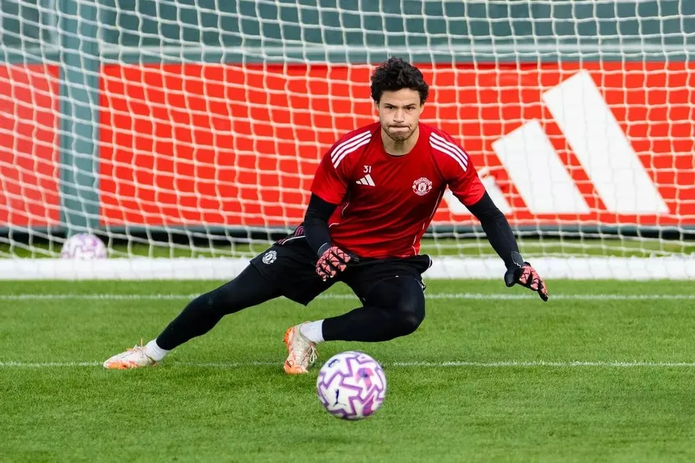 Những gì Lammens làm trong buổi tập là âm nhạc với người hâm mộ MU. ẢNH: MANCHESTER UNITED Những gì Lammens làm trong buổi tập là âm nhạc với người hâm mộ MU,LAMMENS,MU