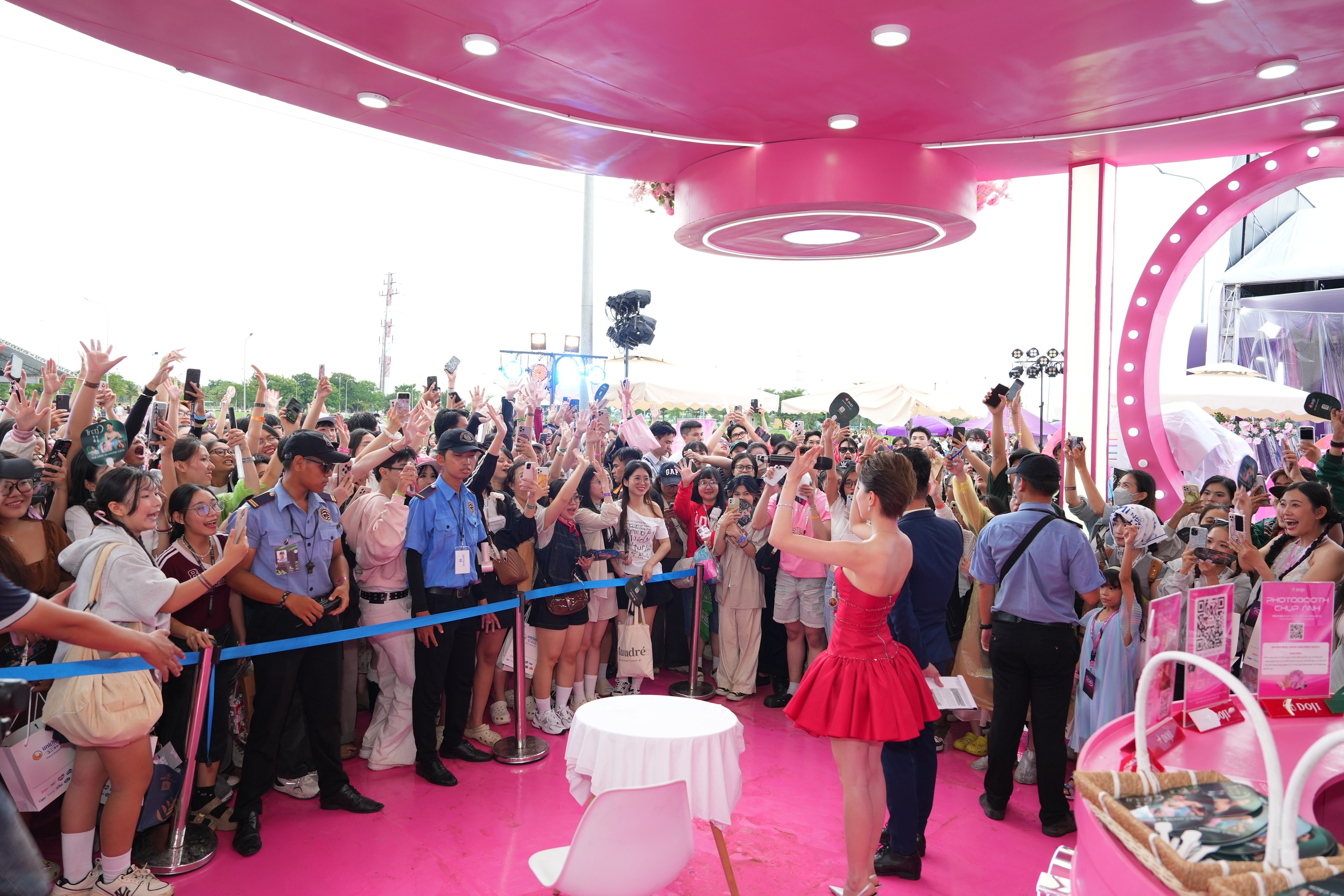 Nhiều trải nghiệm độc đáo từ DOJI tại concert Em xinh say hi hấp dẫn khán giả - Ảnh 3.