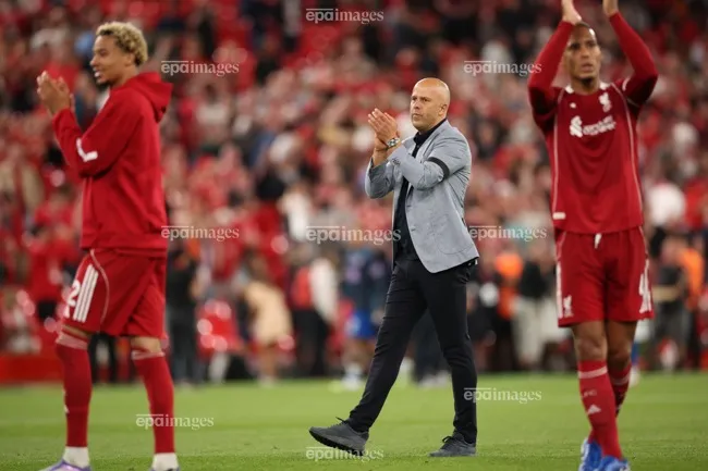 HLV Arne Slot cùng các học trò nuôi tham vọng lớn chinh phục đỉnh cao UEFA Champions League. Ảnh: EPA. isak-ra-san-liverpool-dai-pha-atletico-mo-man-uefa-champions-league (3).jpg