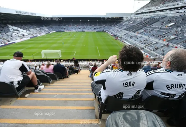 Người hâm mộ Liverpool háo hức chờ đợi tân binh Isak ra mắt ở giải UEFA Champions League. Ảnh: EPA. isak-ra-san-liverpool-dai-pha-atletico-mo-man-uefa-champions-league (2).jpg