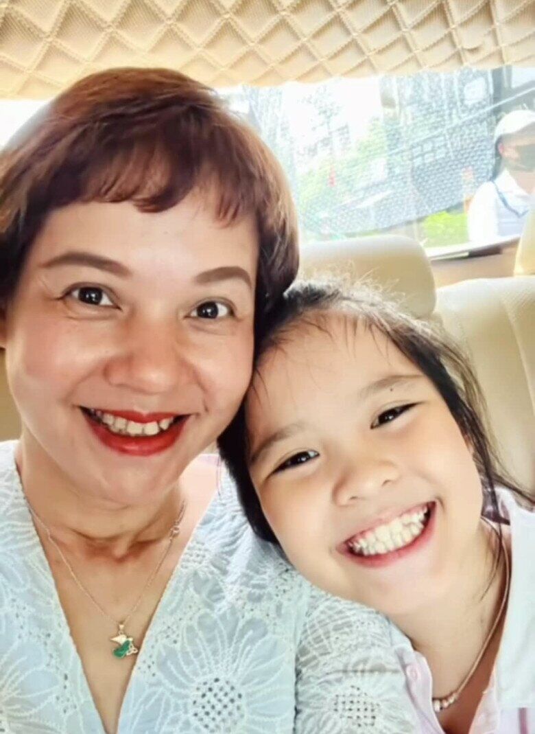 Hoa khôi đời đầu VTV từng "gây bão" với nhan sắc 29 năm trước: Bị nhận xét cười "nhơn nhơn", U50 sinh con chỉ nặng 1,6kg 13 Con gái thứ 2 của MC Diễm Quỳnh càng lớn càng xinh xắn và là bản sao của mẹ.