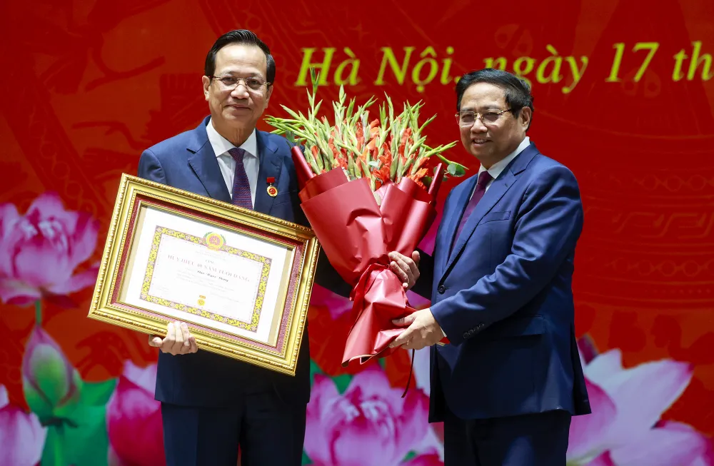 Thủ tướng Phạm Minh Chính chúc mừng Bộ trưởng Bộ Dân tộc và Tôn giáo Đào Ngọc Dung. Ảnh: VGP Thủ tướng chúc mừng Bộ trưởng Bộ Dân tộc và Tôn giáo Đào Ngọc Dung. Ảnh: VGP