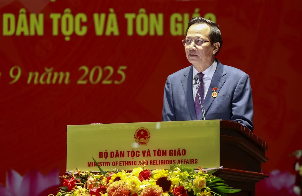 Ông Đào Ngọc Dung bày tỏ niềm vinh dự khi được nhận Huy hiệu 40 năm tuổi Đảng. Ảnh: VGP ai3015-17581127594902038772959.jpg