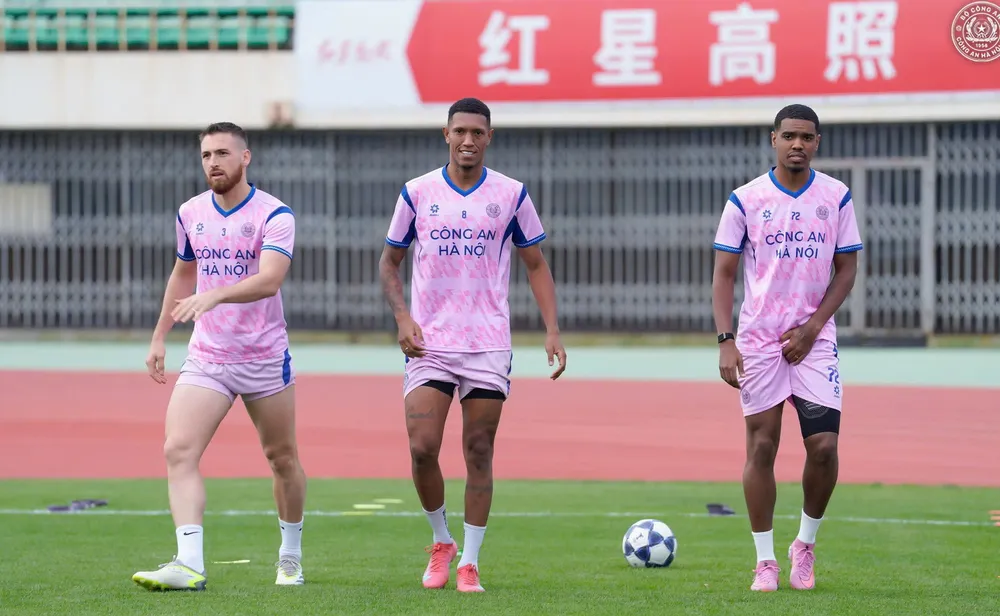 Các ngoại binh của Công an Hà Nội FC hy vọng tạo ra bất ngờ với chủ nhà Bắc Kinh Quốc An. Ảnh: CCT. khat-vong-cua-cong-an-ha-noi-o-lan-dau-ra-bien-lon (2).jpg