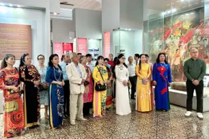 Kiều bào hội ngộ tại Bảo tàng TP.HCM, cùng ôn lại 80 năm lịch sử hào hùng
