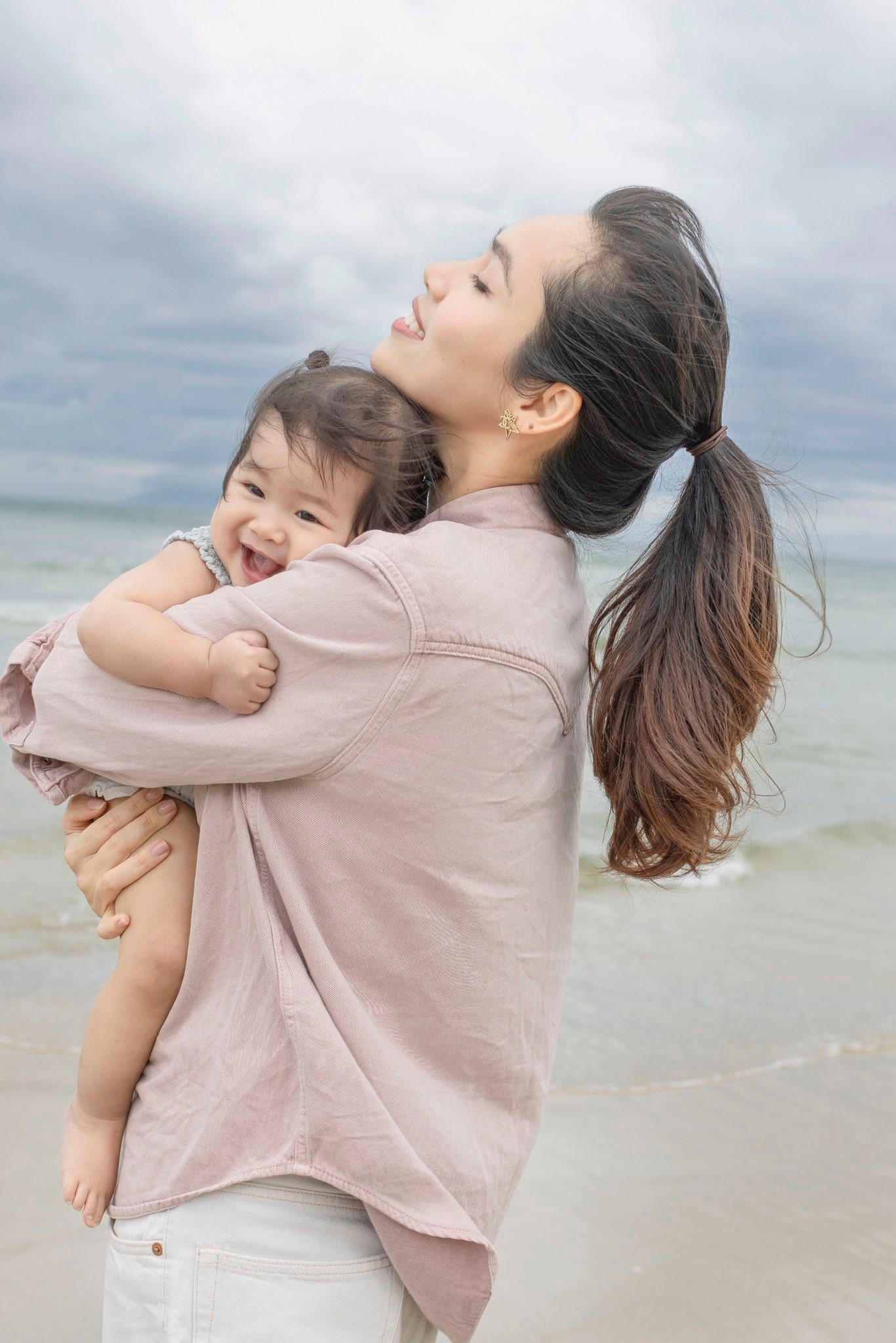 Á hậu Hoàng My đưa con gái về Việt Nam, ái nữ xinh như thiên thần gây sốt mạng- Ảnh 4.