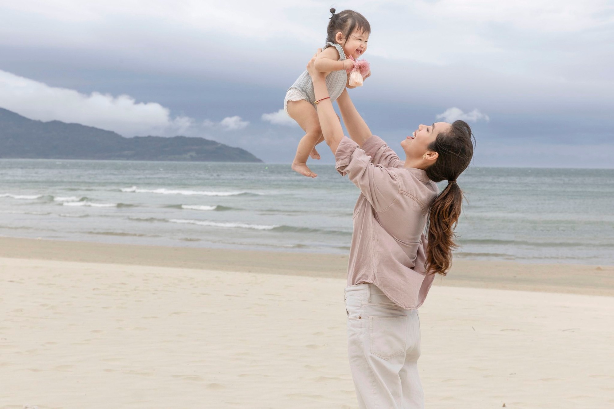 Á hậu Hoàng My đưa con gái về Việt Nam, ái nữ xinh như thiên thần gây sốt mạng- Ảnh 5.