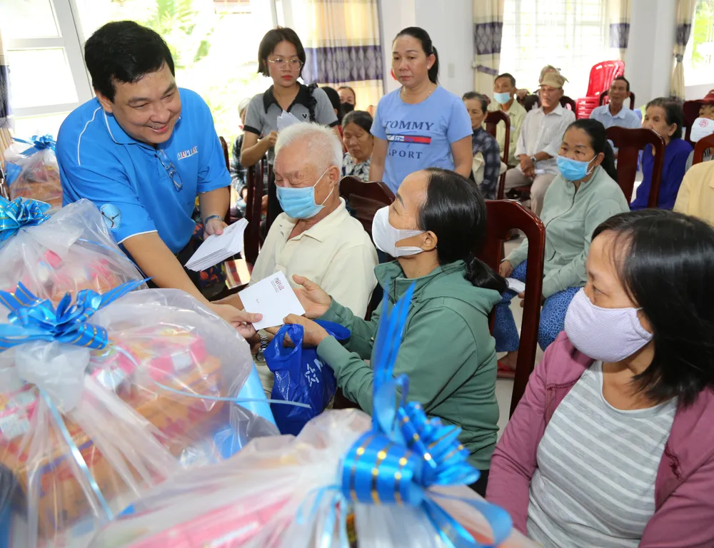 Phó Tổng Biên tập Nguyễn Thái Bình trao quà cho ngư dân 5A.JPG