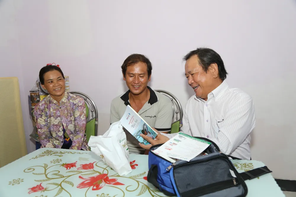 Tổng Biên tập Mai Ngọc Phước giới thiệu cuốn cẩm nang cho ngư dân 3A-ASĐBinhThuan_PhanThiet_HoangGiang (83).JPG