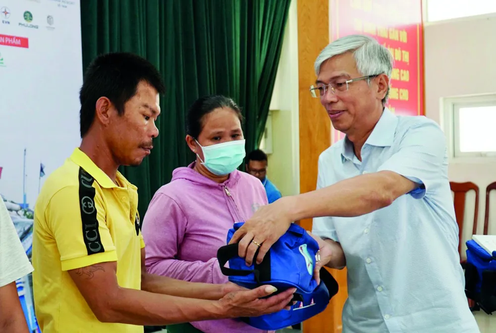 Phó Chủ tịch UBND TP.HCM Võ Văn Hoan trao quà cho ngư dân trong chương trình tổ chức tại huyện Cần Giờ vào ngày 17-5-2023. Ảnh: BẢO PHƯƠNG P2021_Cot phai_h5.jpg