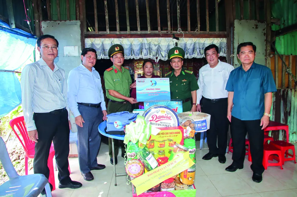 Ông Nguyễn Thái Bình, Phó Tổng Biên tập báo Pháp Luật TP.HCM (thứ hai từ phải sang), cùng lãnh đạo tỉnh Cà Mau thăm hỏi và tặng quà cho hộ ngư dân trên địa bàn xã Khánh Hội vào ngày 20-10-2024. Ảnh: HUỲNH DU P2021_Cot phai_h4.jpg