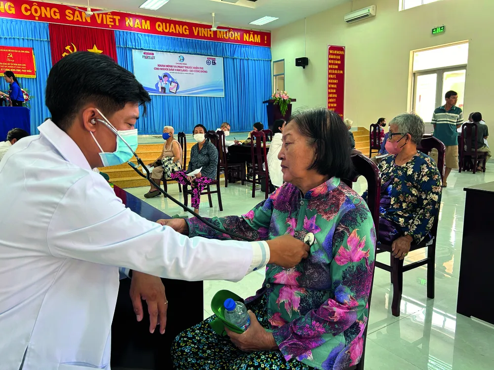 Ngư dân Tiền Giang được khám bệnh và phát thuốc miễn phí trong khuôn khổ Chương trình “Cùng ngư dân thắp sáng đèn trên biển” đến với tỉnh Tiền Giang vào ngày 31-5-2024. Ảnh: HẢI DƯƠNG P2021_Cot phai_h3.jpg