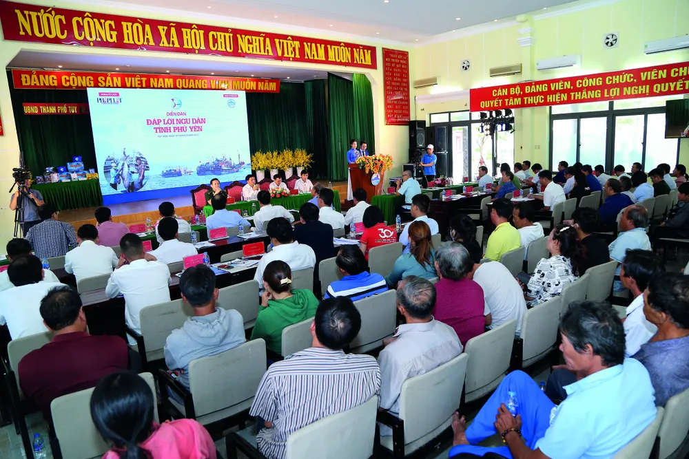 Diễn đàn “Đáp lời ngư dân” là dịp để chính quyền và các ban ngành liên quan giải đáp những băn khoăn của ngư dân tỉnh Phú Yên vào ngày 29-8-2023. Ảnh: HOÀNG GIANG P2021_Cot phai_h2.jpg