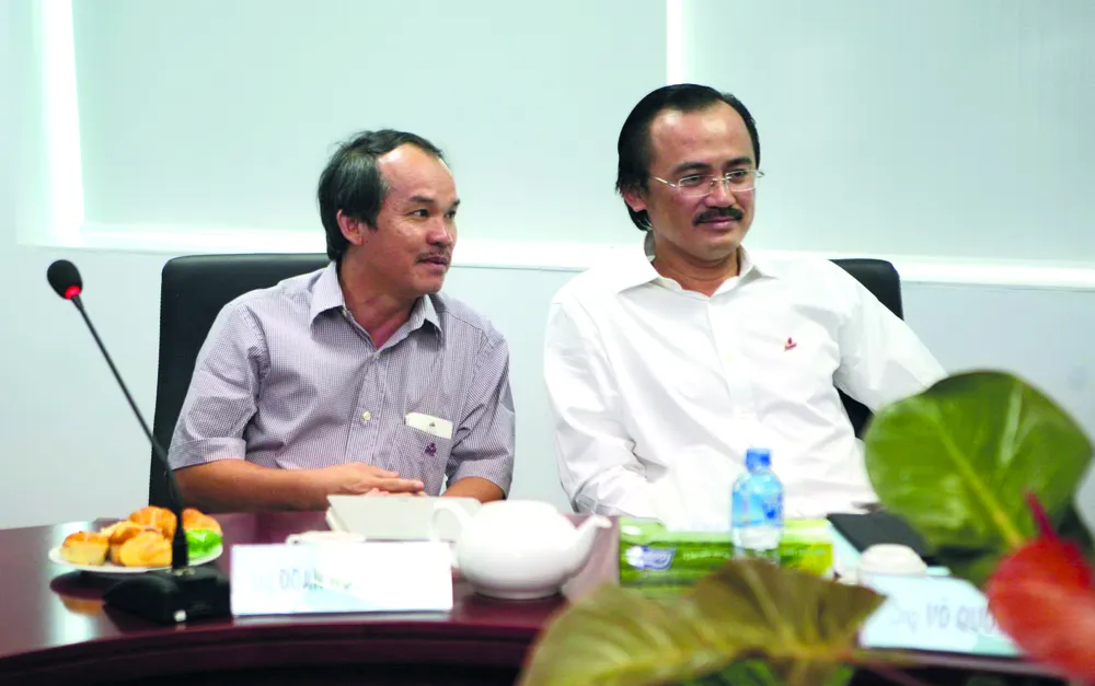 Bầu Đức (trái) và bầu Thắng trong buổi hội thảo, hai ông bầu tiên phong của bóng đá Việt Nam đã đóng góp rất nhiều điều hữu ích và thẳng thắn để phát triển các CLB bền vững. Ảnh: XUÂN HUY Hoithao_cac_ongbau_lambongda_2.jpg