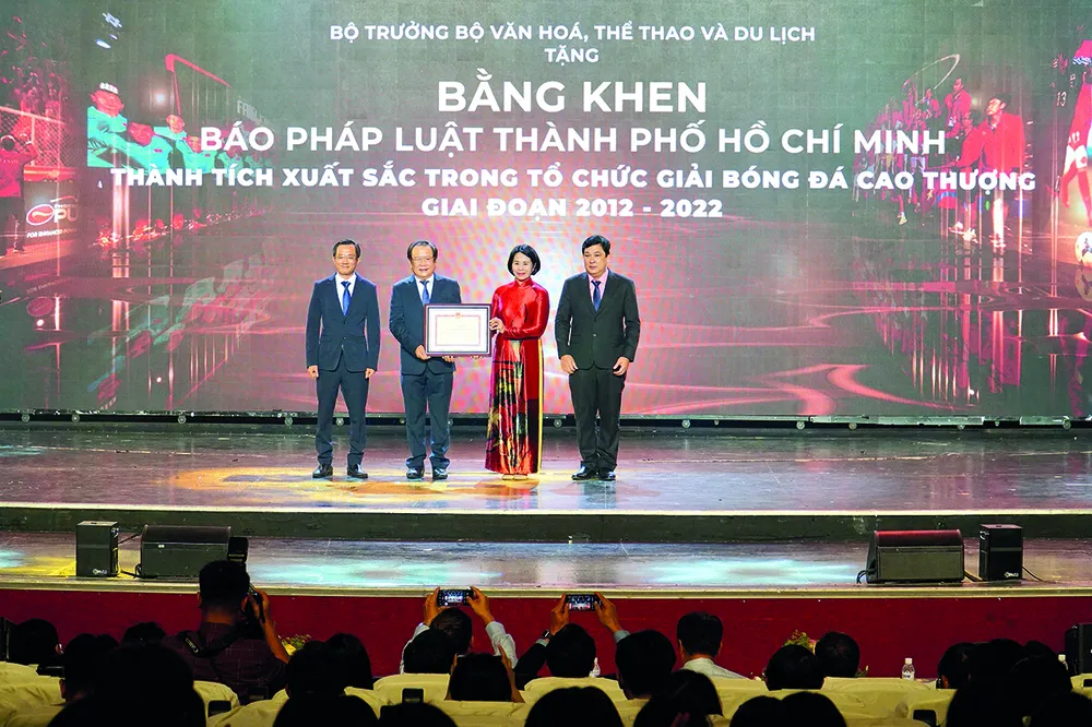 10 năm Fair Play khép lại một sứ mệnh lịch sử của Giải thưởng Fair Play nhưng sân cỏ Việt Nam vẫn duy trì tinh thần fair play bền vững. Trong ảnh: Đại diện báo Pháp Luật TP.HCM nhận bằng khen thành tích xuất sắc trong việc tổ chức Giải Fair Play của bộ trưởng Bộ VH-TT&DL. Ảnh: TRƯỜNG GIANG PL_giai_Fair-Play_1709_2.jpg