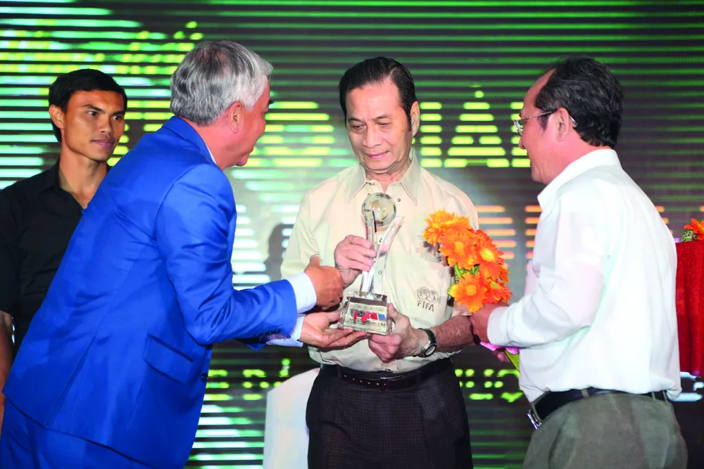 Giải Fair Play lần đầu vào năm 2012 do báo Pháp Luật TP.HCM khởi xướng với hình ảnh HLV Tam Lang nhận danh hiệu Vinh danh Fair Play. Ảnh: XUÂN HUY PL_giai_Fair-Play_1709_1.jpg