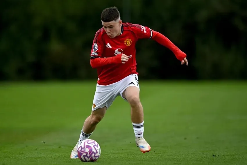 Wayne Rooney chuẩn bị tinh thần cho cuộc gặp khó khăn với Amorim vì con trai Kai Rooney. ẢNH: EPA Rooney chuẩn bị tinh thần cho cuộc gặp khó khăn với Amorim vì con trai,ROONEY,AMORIM