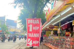 Nhiều điểm bán bánh trung thu 'tung chiêu' khuyến mãi mua 1 được 4