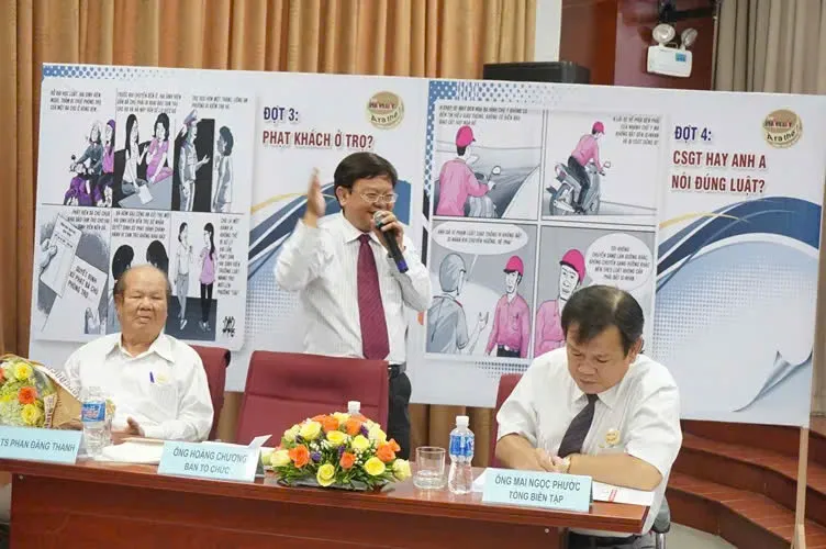 Phó Tổng biên tập báo Pháp Luật TP.HCM Nguyễn Văn Chương phát biểu tại Lễ trao giải cuộc thi À Ra Thế năm 2015. Ảnh: HOÀNG GIANG ong Hoang Chuong.jpeg