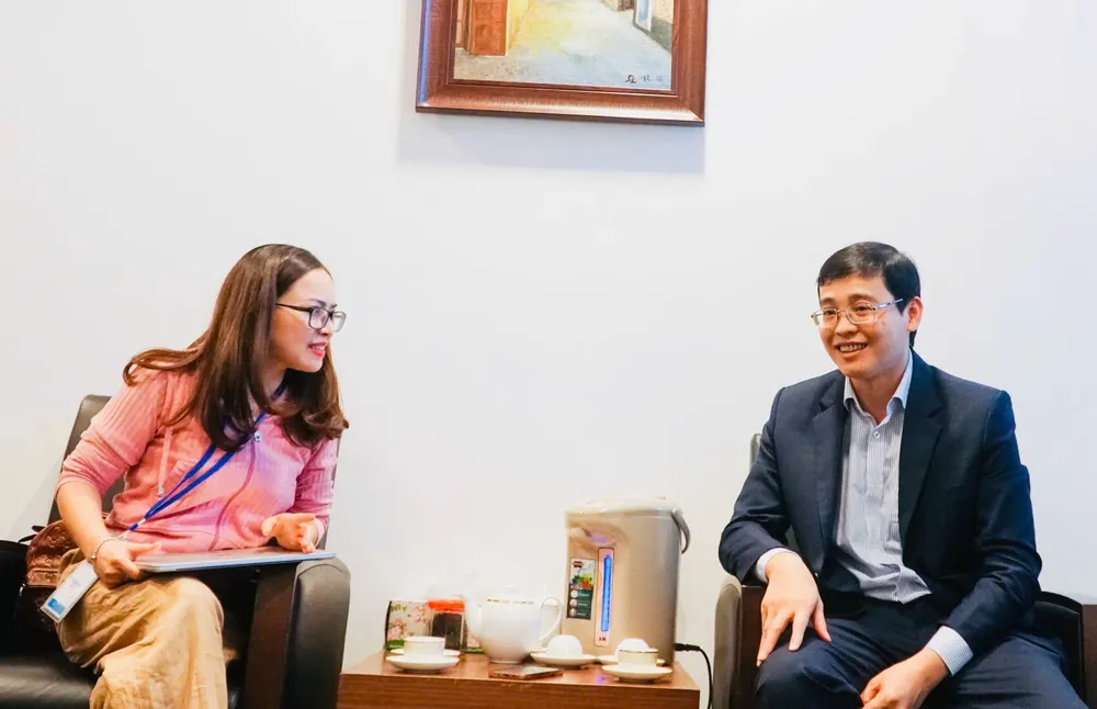 Nhà báo Việt Hoa trong một lần phỏng vấn Đại biểu Quốc hội Đỗ Đức Hiển hoa va hien.jpeg