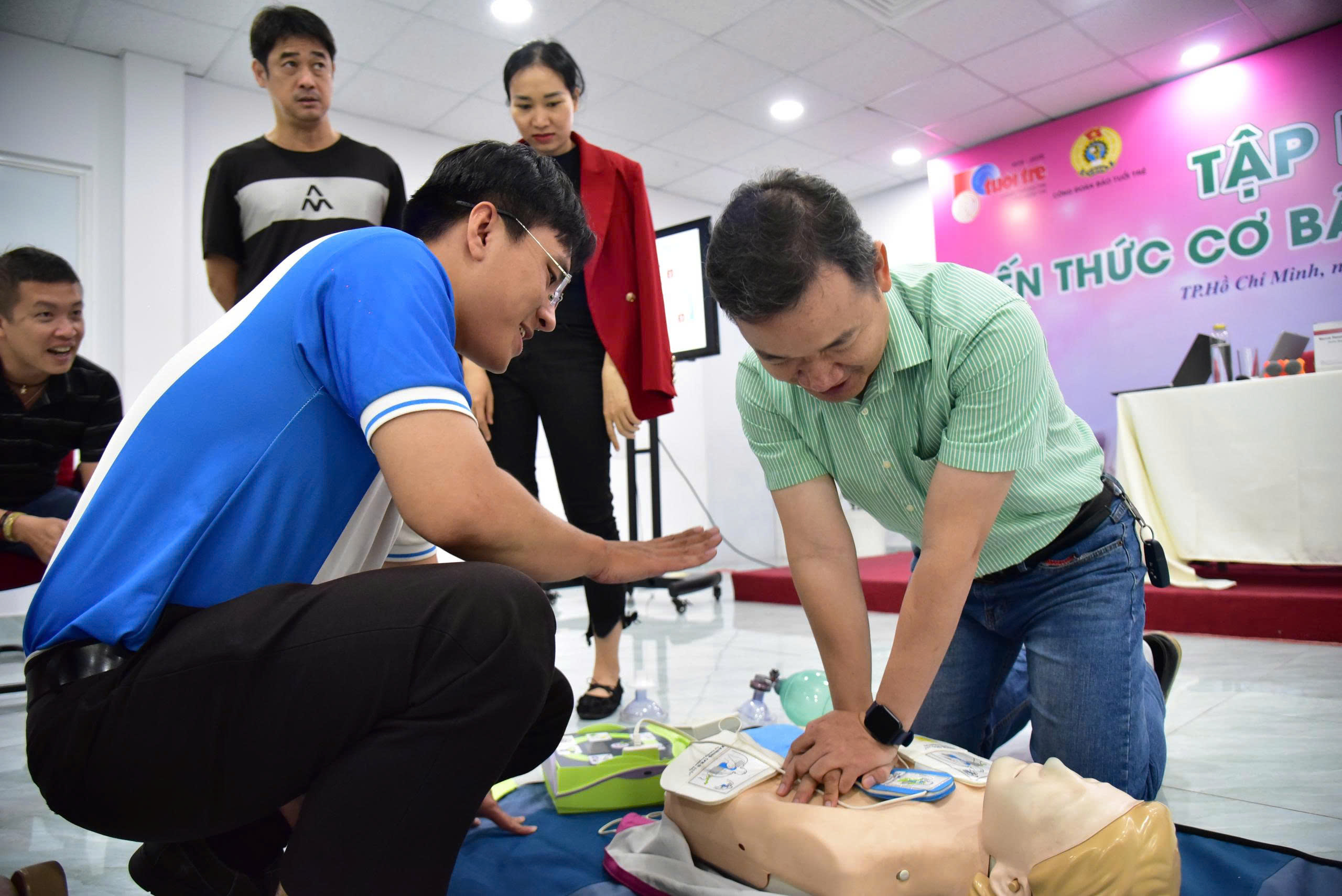 Người hóc dị vật cao 1,7m, người 'nấm lùn' sơ cứu bằng cách nào? 1 Người hóc dị vật cao 1,7m, người 'nấm lùn' sơ cứu bằng cách nào? - Ảnh 2.